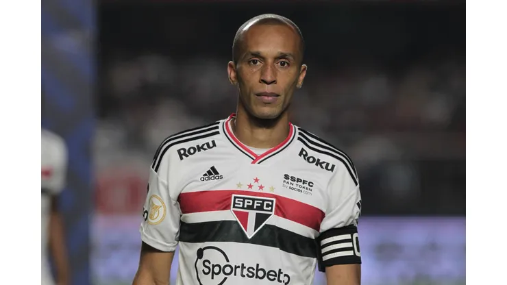 Fotos: Rubens Chiri / saopaulofc.net - Miranda comenta futuro no São Paulo