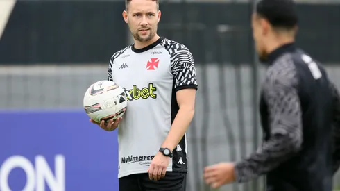 Foto: (Daniel Ramalho/Vasco) – Alex Clapham tem feito parte do dia a dia do Vasco