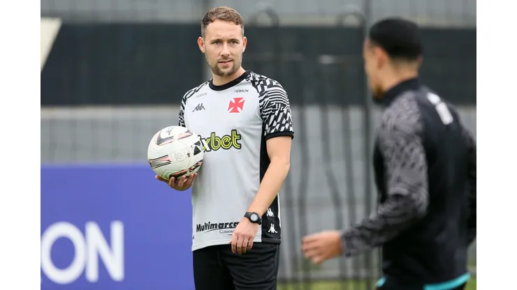Foto: (Daniel Ramalho/Vasco) - Alex Clapham tem feito parte do dia a dia do Vasco