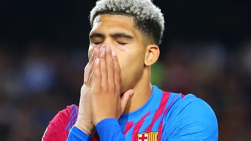 Photo by Eric Alonso/Getty Images – Barcelona divulga situação de Ronald Araújo