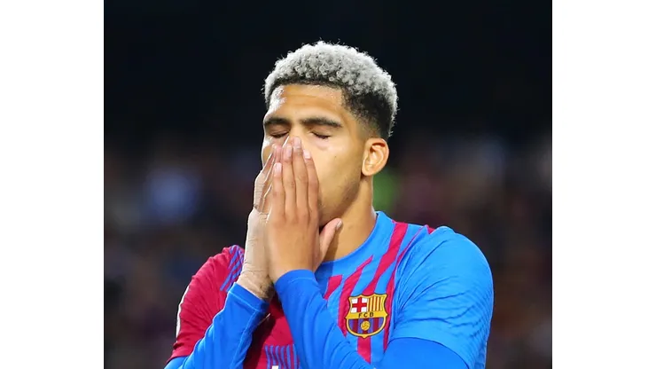 Photo by Eric Alonso/Getty Images - Barcelona divulga situação de Ronald Araújo