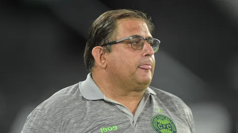 Foto: (Thiago Ribeiro/AGIF) – Guto Ferreira tem a missão de evitar o rebaixamento no Coritiba