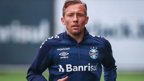Foto: (Lucas Uebel/Grêmio FBPA) – Lucas Leiva concedeu entrevista coletiva no Grêmio nesta quinta (22)