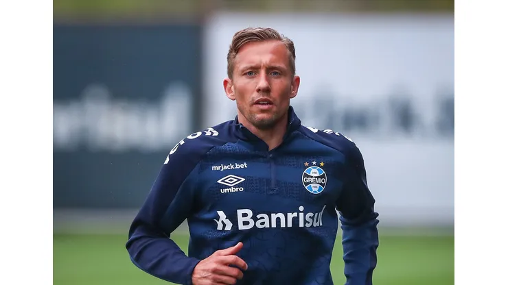 Foto: (Lucas Uebel/Grêmio FBPA) - Lucas Leiva concedeu entrevista coletiva no Grêmio nesta quinta (22)