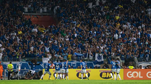 Alessandra Torres/AGIF- Torcida do Cruzeiro comemorando o retorno à elite do futebol nacional.