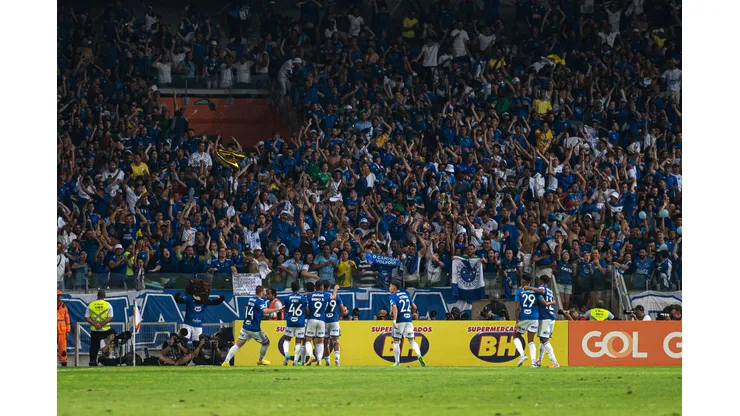 Alessandra Torres/AGIF- Torcida do Cruzeiro comemorando o retorno à elite do futebol nacional.