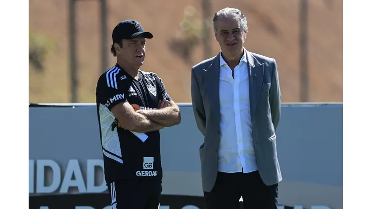 Foto: (Pedro Souza/Atlético) - Cuca e Sérgio Coelho, presidente do Atlético, participaram de uma reunião nesta quarta (21)