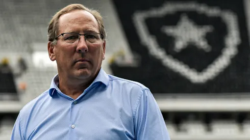 Foto: (Thiago Ribeiro/AGIF) – John Textor, do Botafogo, pode levar um chapéu do Vasco no mercado da bola