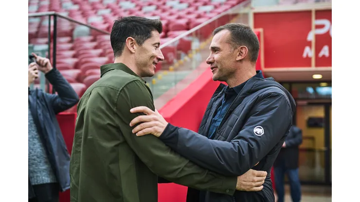 Joosep Martinson/ Getty Images- Lewandowski e Shevchenko em encontro realizado no estádio Nacional, em Varsóvia