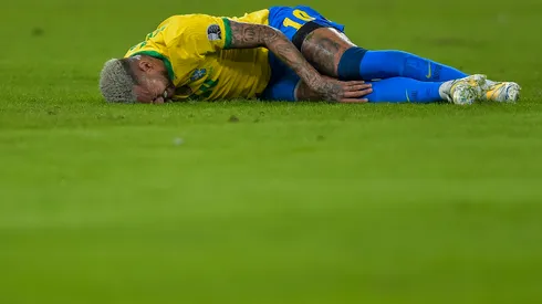 Foto: Thiago Ribeiro/AGIF – Neymar cai em gramado durante treino do Brasil