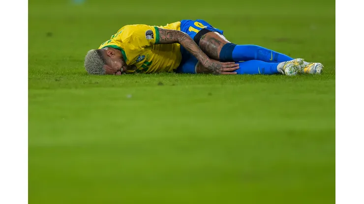 Foto: Thiago Ribeiro/AGIF - Neymar cai em gramado durante treino do Brasil