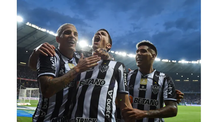 BELO HORIZONTE, BRAZIL - APRIL 02: Nacho Fernández (C) of Atletico Mineiro celebrates with teammate Guilherme Arana (L) and Zaracho (R) after scoring the second goal of their team during a match between Atletico Mineiro and Cruzeiro as part of Campeonato Mineiro 2022 Final at Mineirao Stadium on April 2, 2022 in Belo Horizonte, Brazil. (Photo by Pedro Vilela/Getty Images)