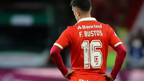 Foto: (Pedro H. Tesch/AGIF) – Bustos é desfalque certo no Internacional para a próxima rodada do Brasileirão