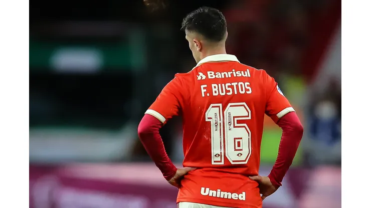 Foto: (Pedro H. Tesch/AGIF) - Bustos é desfalque certo no Internacional para a próxima rodada do Brasileirão