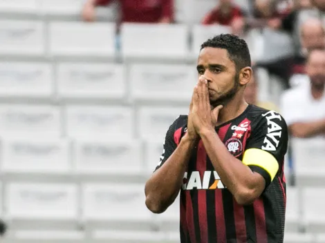Deivid ‘pendura as chuteiras’ e se despede da torcida do Athletico em grande estilo