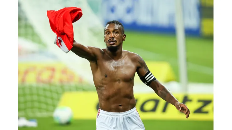 Foto: Pedro H. Tesch/AGIF - Edenilson puxa a fila dos que vão sair do Inter.