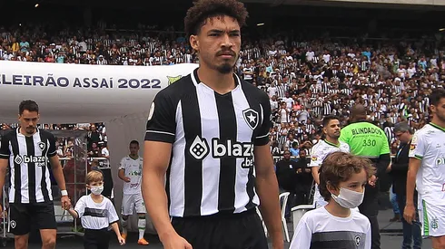 Foto: (Vítor Silva/Botafogo) – Adryelson vive uma sequência entre os titulares do Botafogo