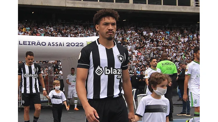 Foto: (Vítor Silva/Botafogo) - Adryelson vive uma sequência entre os titulares do Botafogo