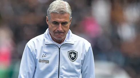Foto: (Thiago Ribeiro/AGIF) – Luís Castro tem sofrido com as oscilações do Botafogo na Série A