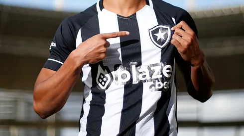 Foto: (Vítor Silva/Botafogo) – A camisa do Botafogo deu sorte para um britânico durante um torneio de pôquer realizado no Chipre
