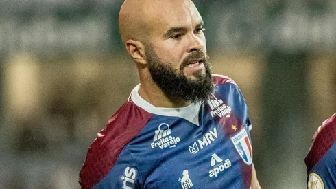 PR – Curitiba – 03/07/2022 – BRASILEIRO A 2022, CORITIBA X FORTALEZA – Ze Welison jogador do Fortaleza durante execucao do hino nacional antes da partida contra o Coritiba no estadio Couto Pereira pelo campeonato Brasileiro A 2022. Foto: Robson Mafra/AGIF
