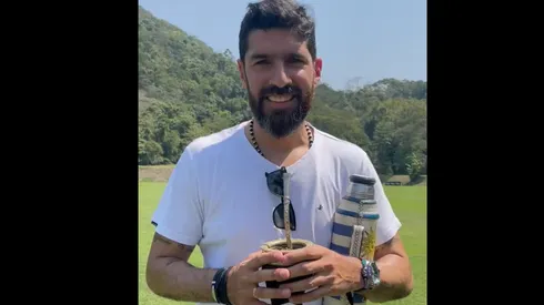 Foto: (Twitter Oficial Botafogo/Reprodução) – Loco Abreu esteve no treino do Botafogo nesta sexta (9)