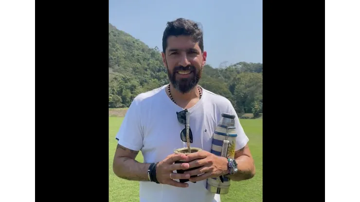 Foto: (Twitter Oficial Botafogo/Reprodução) - Loco Abreu esteve no treino do Botafogo nesta sexta (9)
