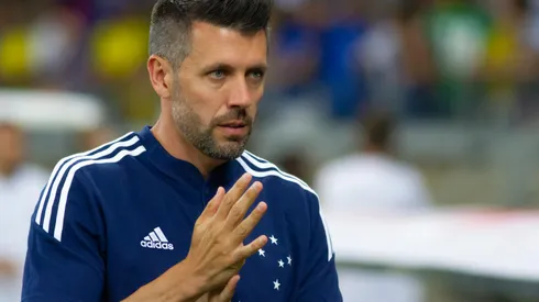 Foto: (Fernando Moreno/AGIF) – Paulo Pezzolano reconheceu a ansiedade do Cruzeiro nos últimos jogos da Série B