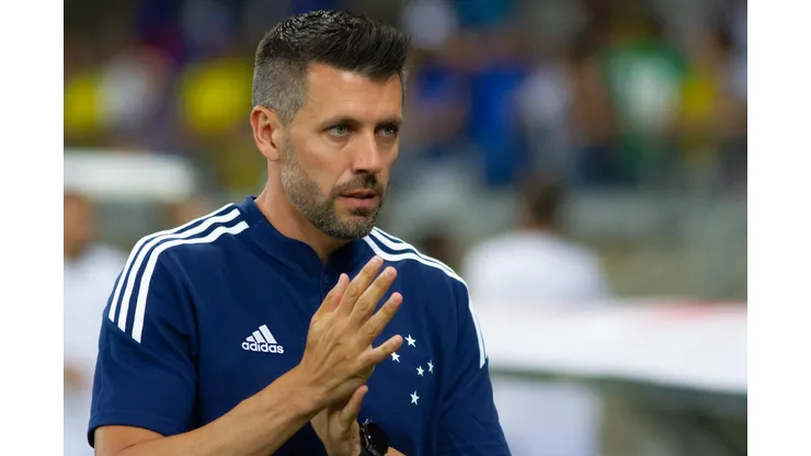 Foto: (Fernando Moreno/AGIF) - Paulo Pezzolano reconheceu a ansiedade do Cruzeiro nos últimos jogos da Série B