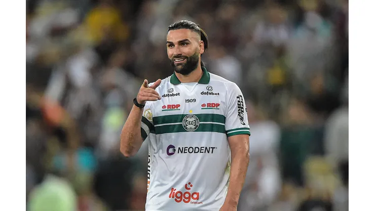 Foto: (Thiago Ribeiro/AGIF) - Léo Gamalho deve ser relacionado para o próximo jogo do Coritiba no Brasileiro