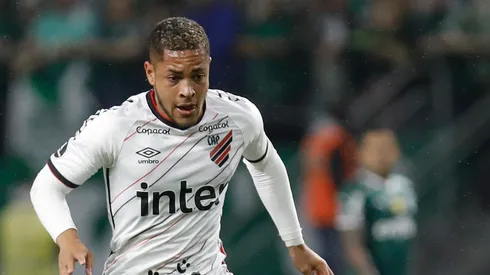 Foto: (Ricardo Moreira/Getty Images) – Vitor Roque tem sido um dos grandes nomes da campanha do Athletico nesta Libertadores
