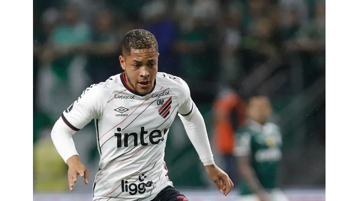 Foto: (Ricardo Moreira/Getty Images) - Vitor Roque tem sido um dos grandes nomes da campanha do Athletico nesta Libertadores