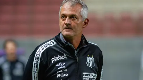 Foto: (Fernando Moreno/AGIF) – Lisca tem sido criticado por parte da torcida do Santos