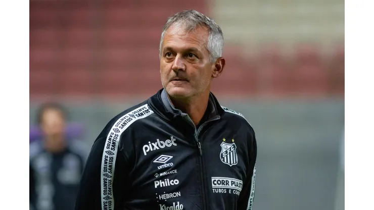 Foto: (Fernando Moreno/AGIF) - Lisca tem sido criticado por parte da torcida do Santos