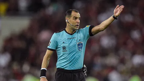 Foto: (Thiago Ribeiro/AGIF) – Esteban Ostojich apita Palmeiras x Athletico nesta terça (6), pela decisão da semifinal da Libertadores