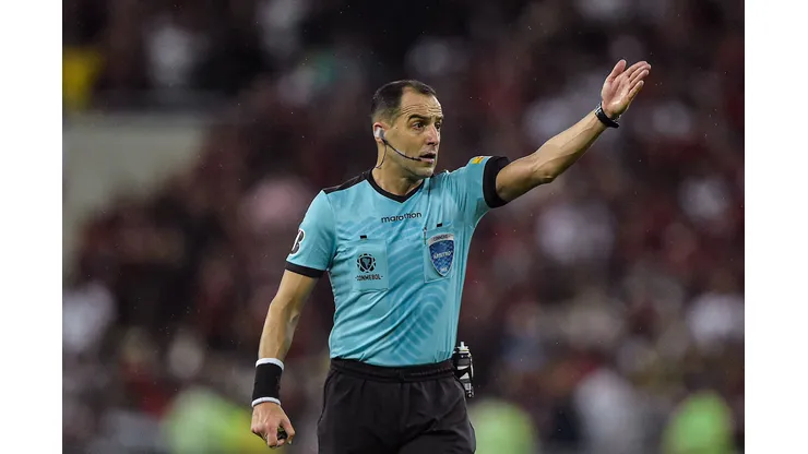 Foto: (Thiago Ribeiro/AGIF) - Esteban Ostojich apita Palmeiras x Athletico nesta terça (6), pela decisão da semifinal da Libertadores
