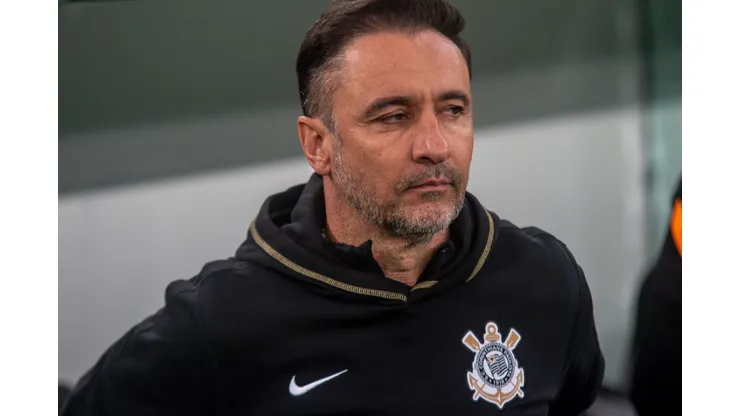 Foto: (Gabriel Machado/AGIF) - Vítor Pereira, técnico do Corinthians, entrou em polêmica com a torcida do Internacional ao justificar o empate deste domingo (4)