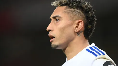 (Photo by Michael Regan/Getty Images) – Jogador está deitando no futebol do exterior