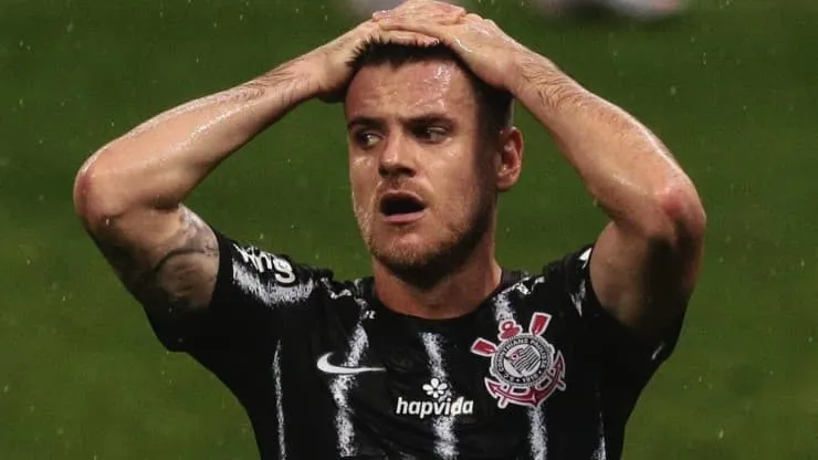 Foto: Ettore Chiereguini/AGIF - Ramiro segue renegado pela torcida