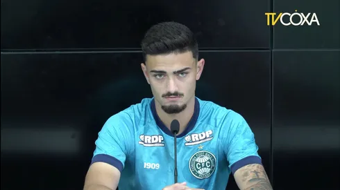 Foto: (Tv Coxa/Reprodução) – Matheus Cadorini concedeu entrevista coletiva no Coritiba nesta segunda (31)