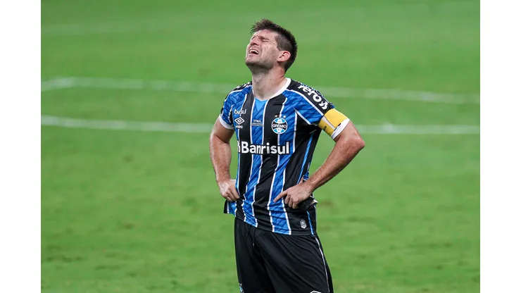 RS - Porto Alegre - 28/02/2021 - COPA DO BRASIL FINAL 2020, GREMIO X PALMEIRAS - Walter Kannemann jogador do Gremio lamenta derrota ao final da partida contra o Palmeiras no estadio Arena do Gremio pelo campeonato Copa do Brasil 2020. Foto: Fernando Alves/AGIF