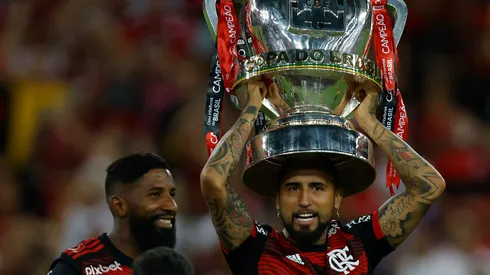 Foto: (Wagner Meier/Getty Images) – Vidal não poupou elogios a Rodinei, pedindo o lateral do Flamengo na Copa do Mundo no Catar
