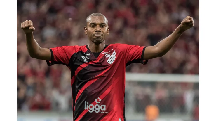 Foto: (Robson Mafra/AGIF) - Presente na final da Libertadores de 2005, Fernandinho espera levantar o título com o Athletico diante do Flamengo