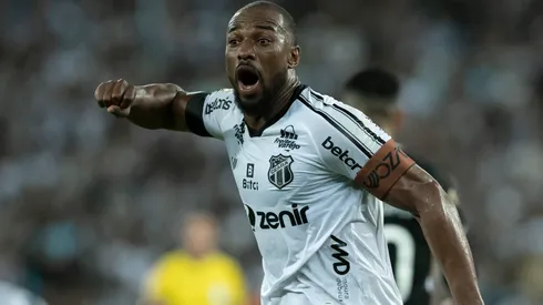 Foto: (Jorge Rodrigues/AGIF) – Luiz Otávio foi escolhido como 'vilão' da derrota do Ceará para o Internacional nesta quarta (26)