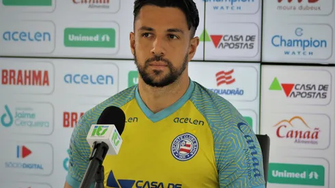 Foto: (Rafael Machaddo/EC Bahia) – Mateus Claus concedeu entrevista coletiva no Bahia nesta quarta (26)