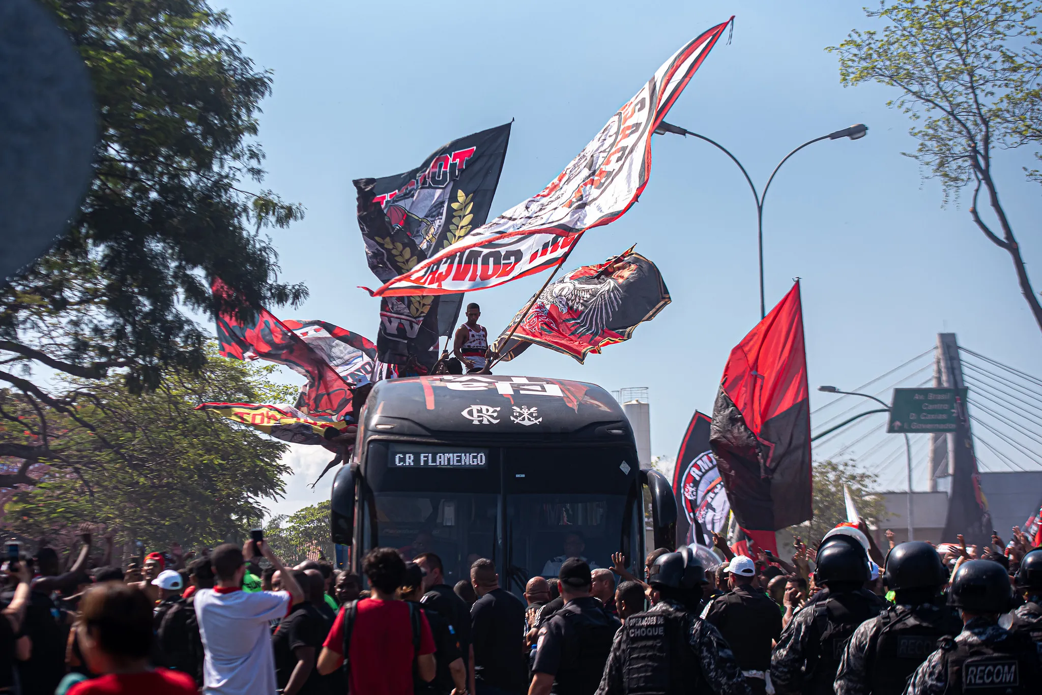Foto: Paula Reis / Flamengo – Flamengo embarcou nesta quarta-feira (26) com o apoio da torcida para final da Libertadores