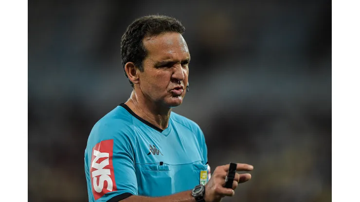 Foto: Thiago Ribeiro/AGIF - André Luiz de Freitas Castro protagonizou polêmicas em Flamengo x Santos