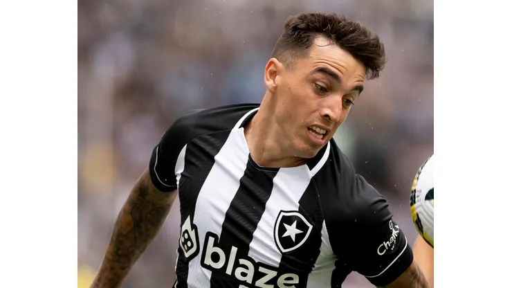 Foto: (Jorge Rodrigues/AGIF) - Renzo Saravia se mostrou confortável vestindo a camisa do Botafogo