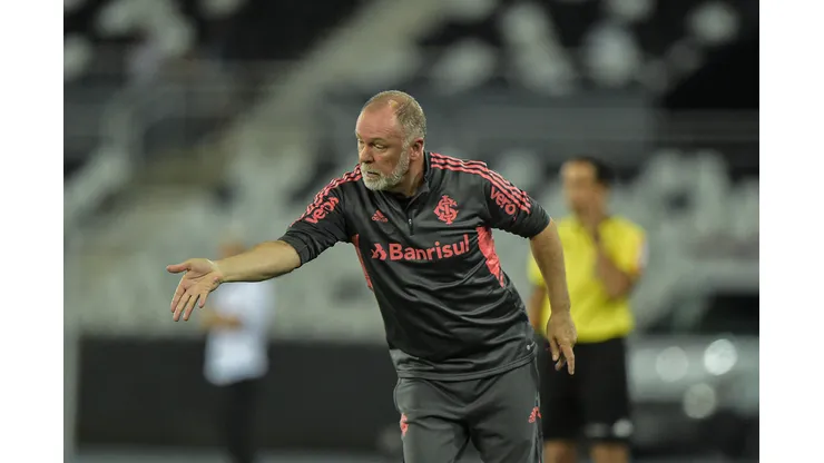 Foto: (Thiago Ribeiro/AGIF) - Mano Menezes, do Internacional, é um dos cinco técnicos que mais foram advertidos com cartões neste Brasileirão