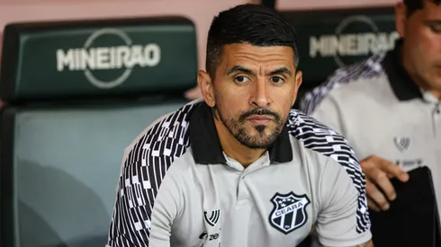 Foto: (Gilson Junio/AGIF) – Lucho González quer buscar sua primeira vitória fora de casa no comando do Ceará